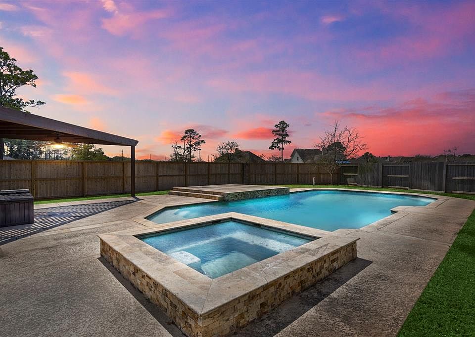Gorgeous Pool and Spa with Travertine Coping