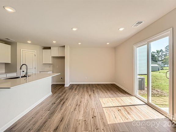 5th image of 2118 Columbidae Ln