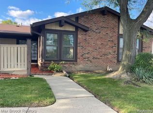 2806 Roundtree Dr, Troy, MI 48083