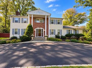 39 Orchard Court, Woodbury, NY 11797