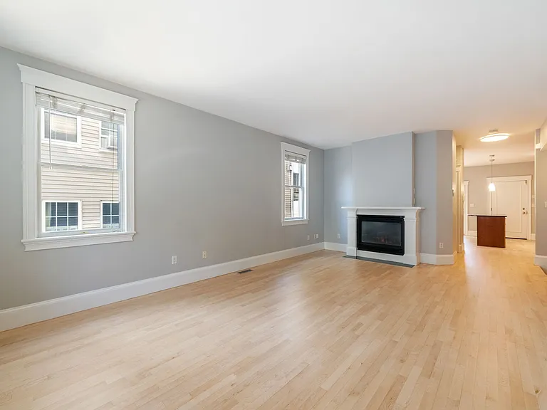 618-620 E 3rd St #1 — Photo 2