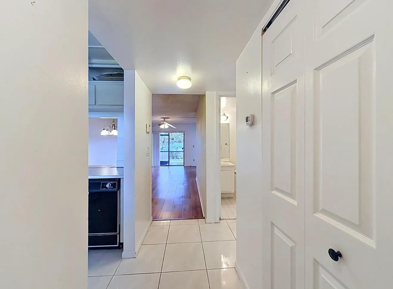 2 bed, 806 sqft, $2,100 — Photo 3