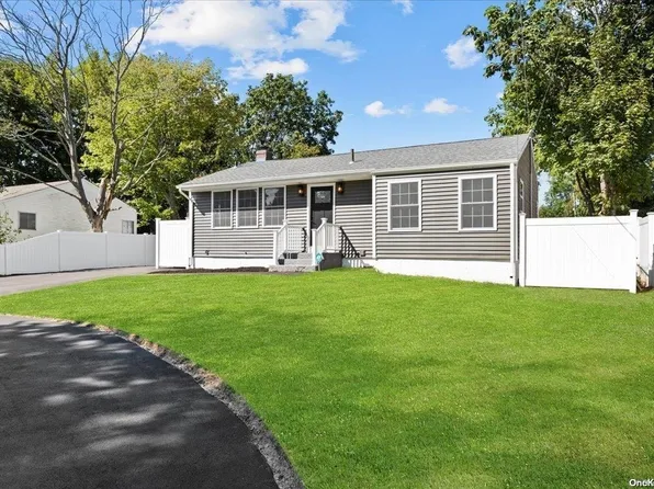 33 E Sycamore Street, Central Islip, NY 11722