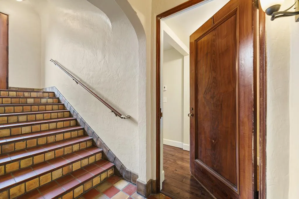 2038 Yale Ave E - 1 bedroom — Photo 4