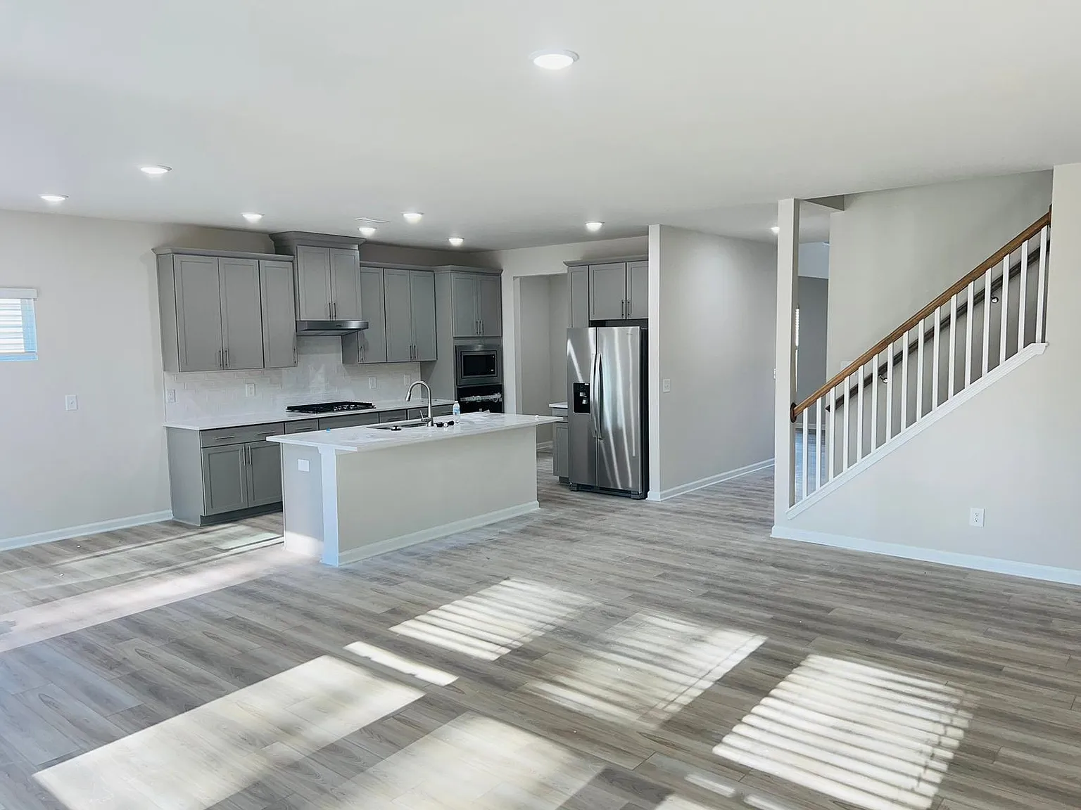 745 Riguard Way — Photo 3