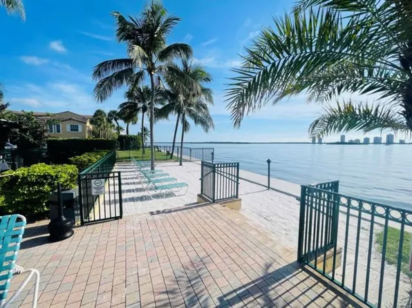1060 Lake Shore Dr APT 204, Lake Park, FL 33403