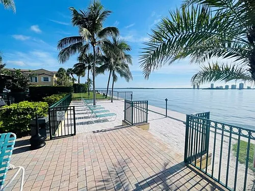 1060 Lake Shore Dr Photo 1
