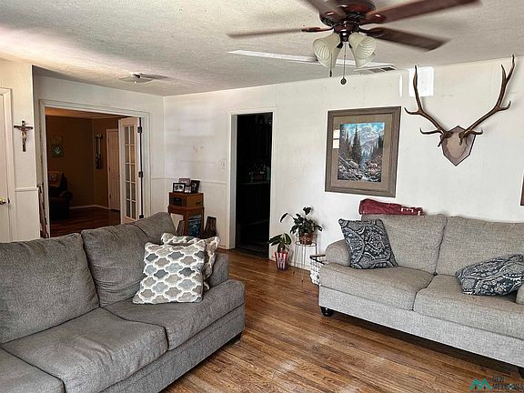 3rd image of 402 E Blodgett St