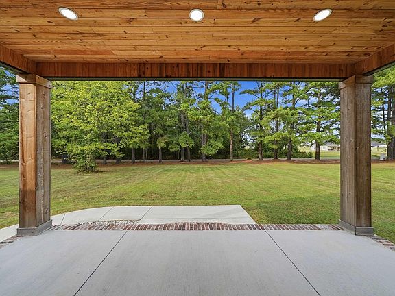 5th image of 270 Arrowhead Rd