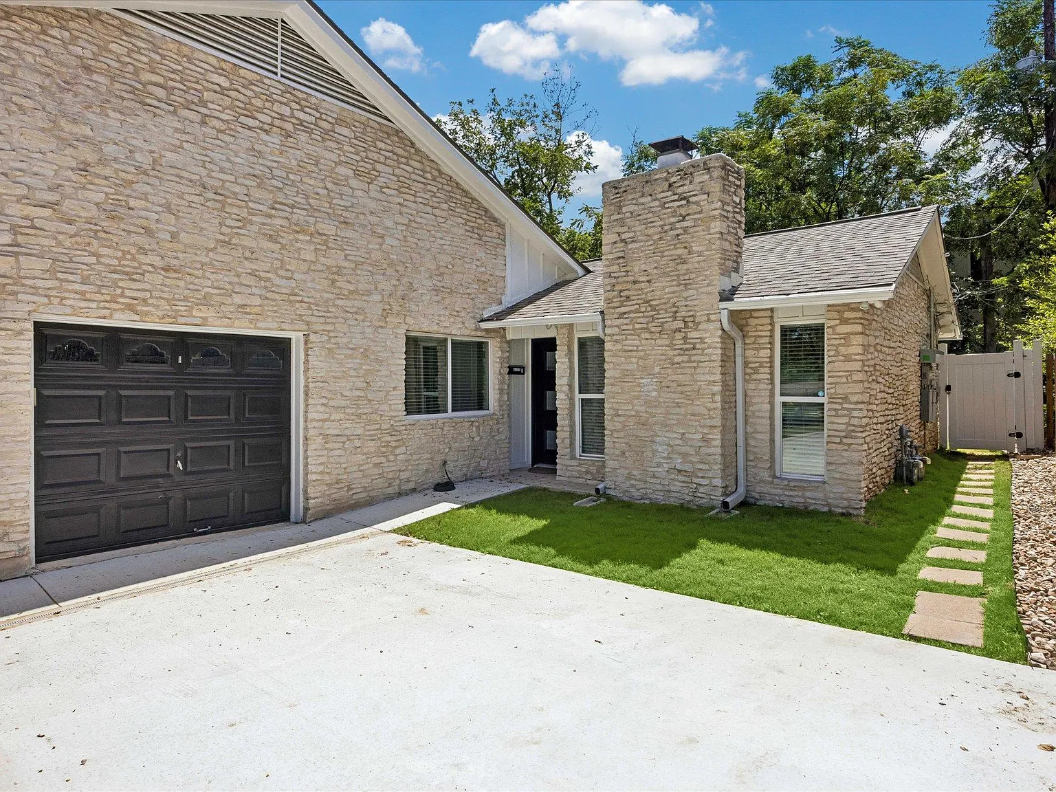 2 bed, 2.0 bath, 1233 sqft, $2,595 — Photo 2