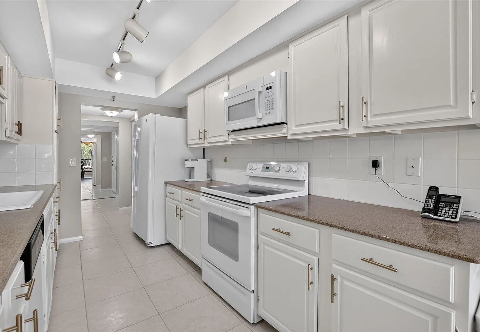 3 bed, 2200 sqft, $8,500 — Photo 3