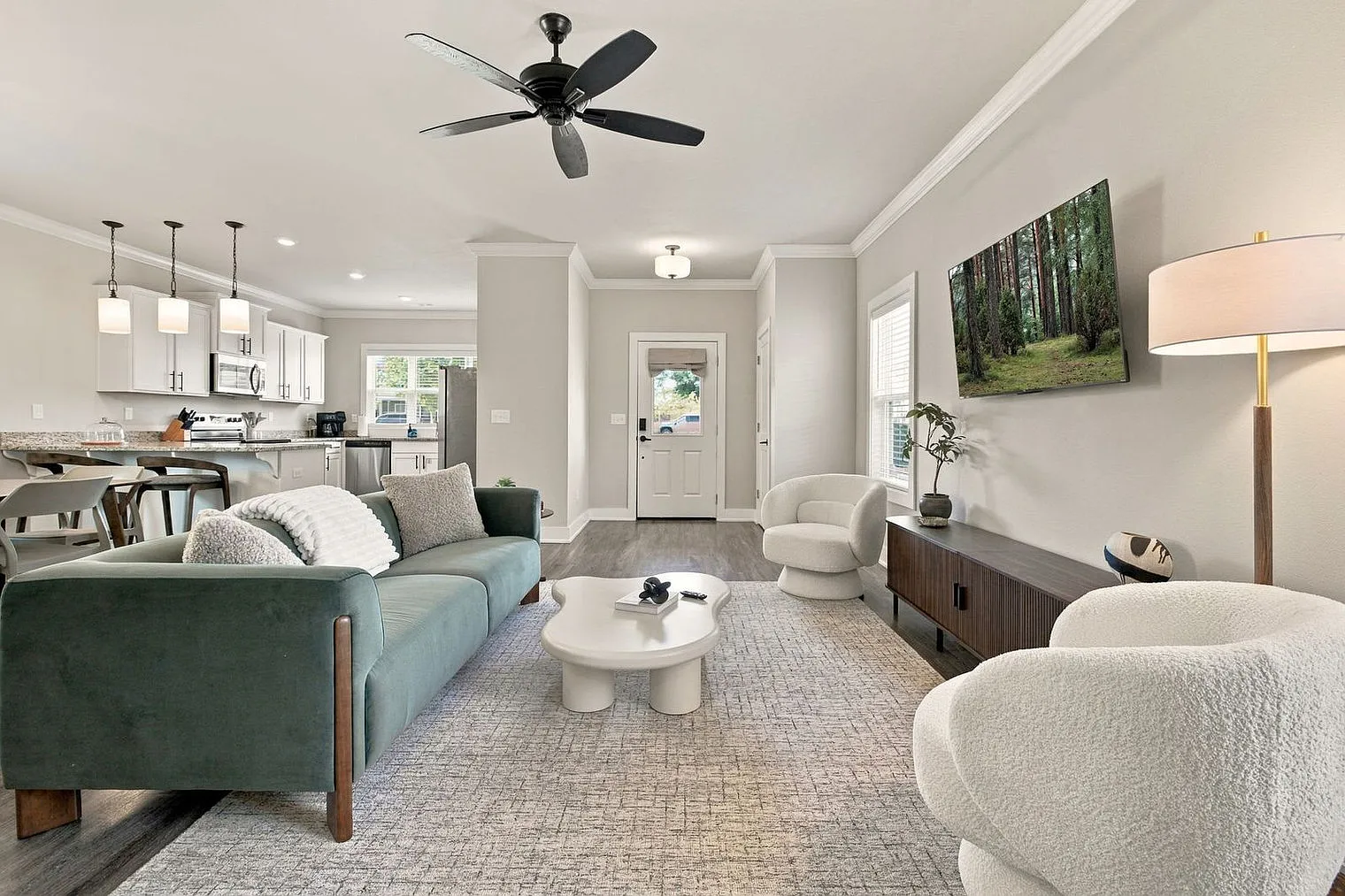 3 bed, 2.0 bath, 1722 sqft, $4,052 — Photo 3