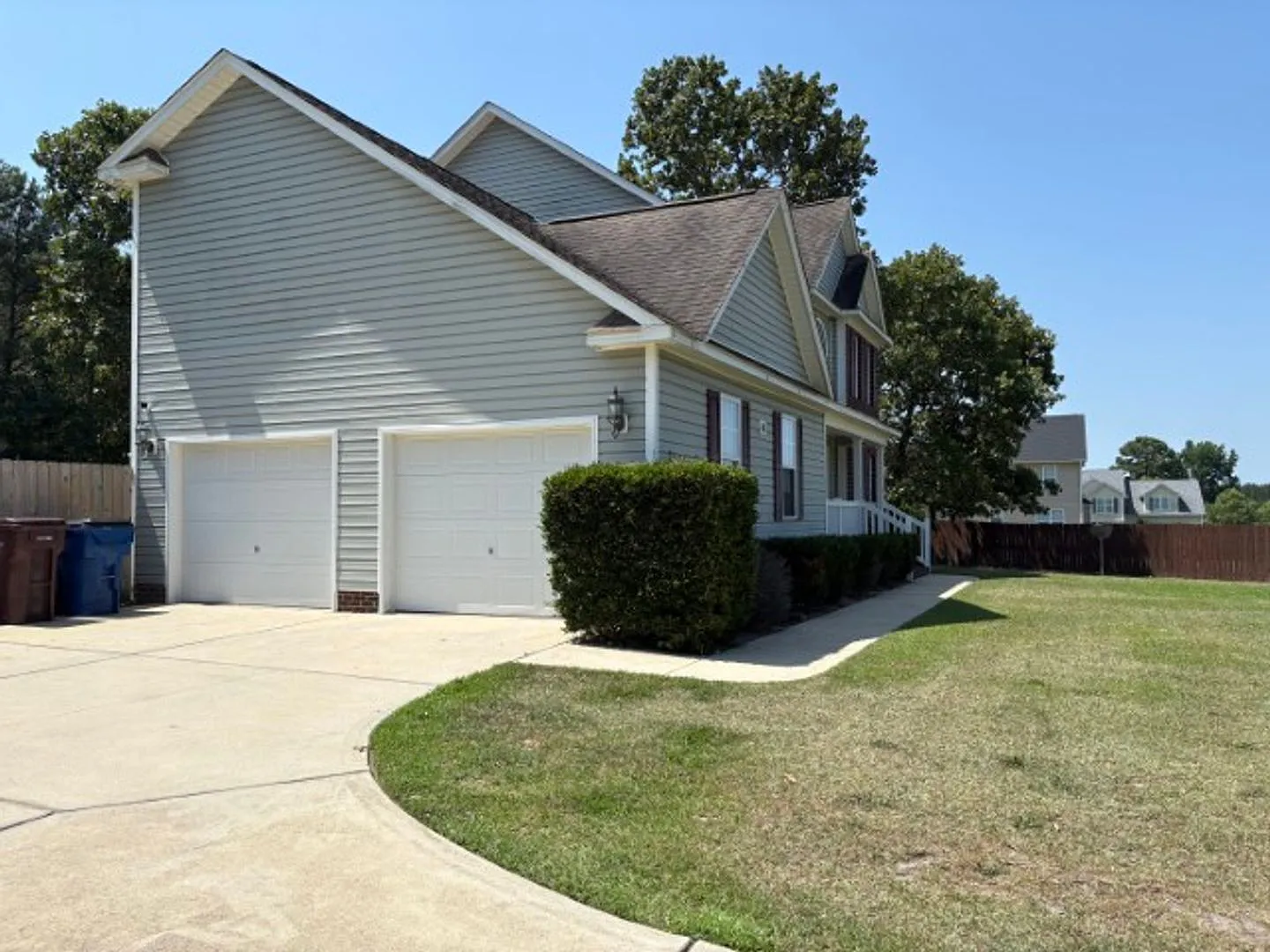 4 Bedrooms with a Bonus Room! 2-Story Home in the Persimmon Hill Subdivision! Move In Ready!! — Photo 3