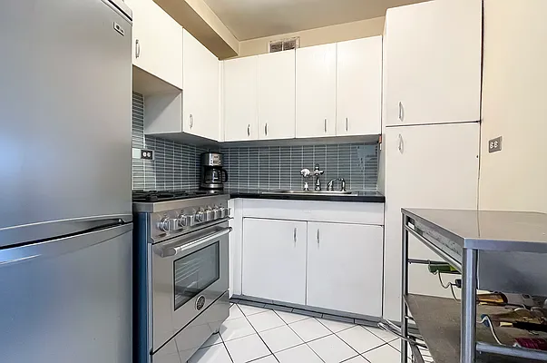 Rented by Coldwell Banker Warburg | media 6