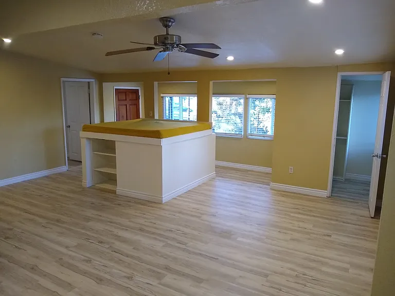 2326 Riverside Dr — Photo 2