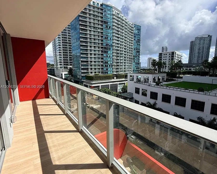 90 NE 32nd St #807