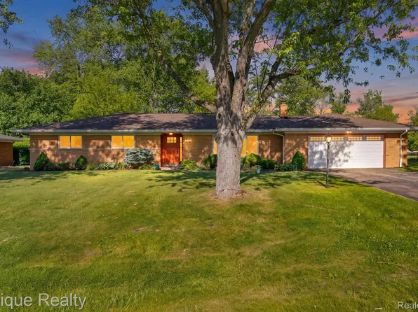 8052 Dungarvin Dr, Grand Blanc, MI 48439