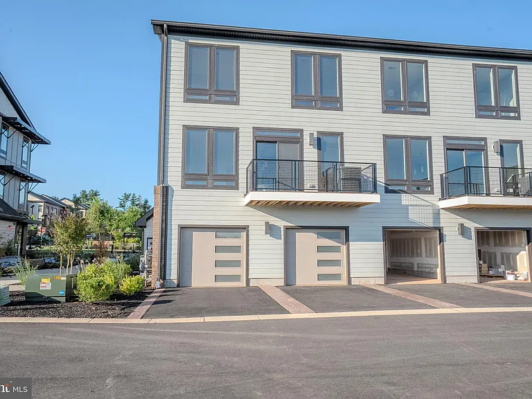 112 Village Dr — Photo 33