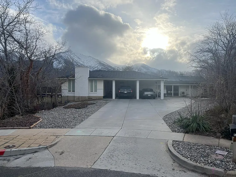 5720 S Oakwood Dr E — Photo 1