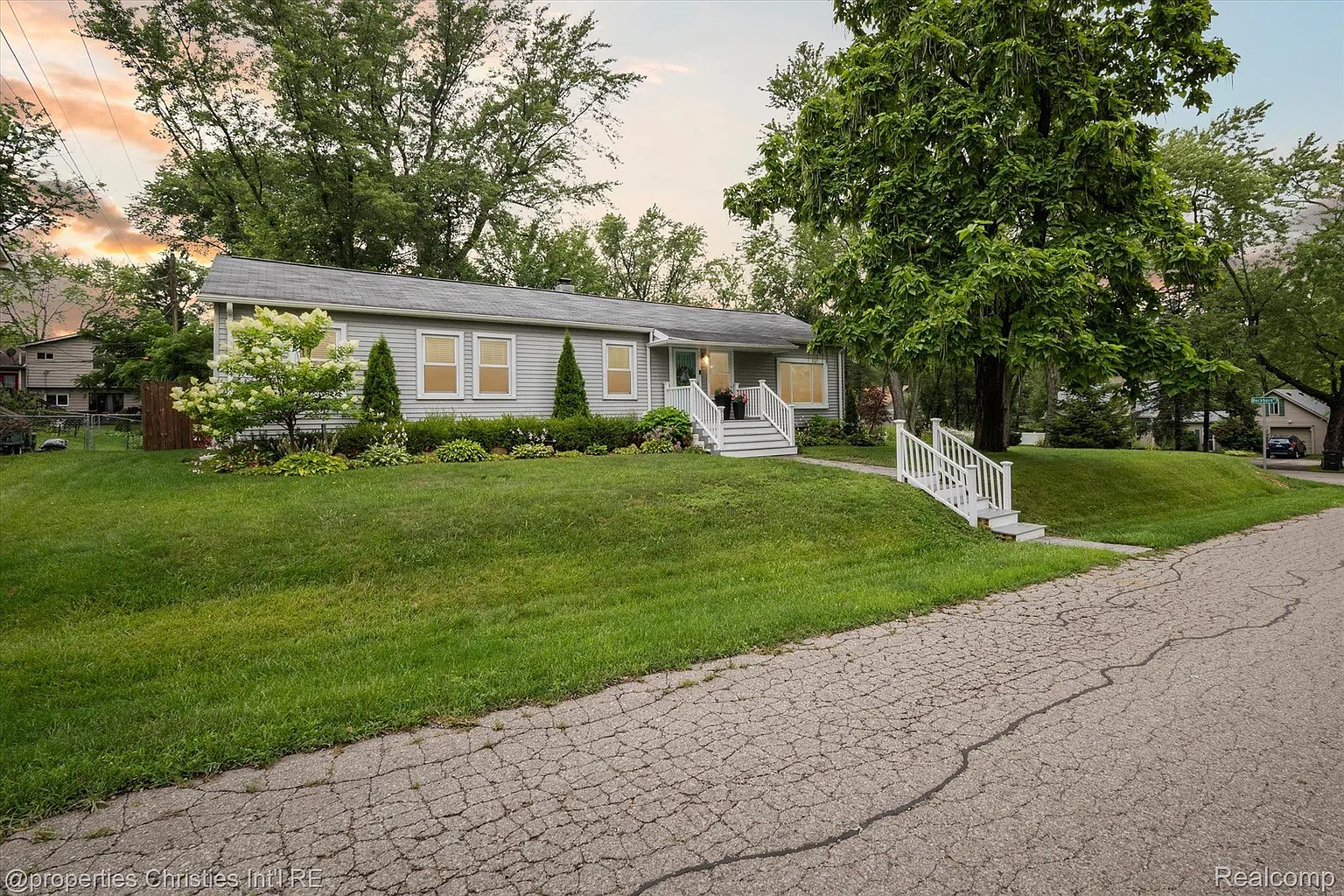 810 Alan Dr photo 1