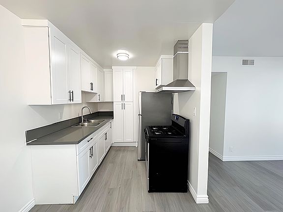 4th image of 1433 N Detroit St #1