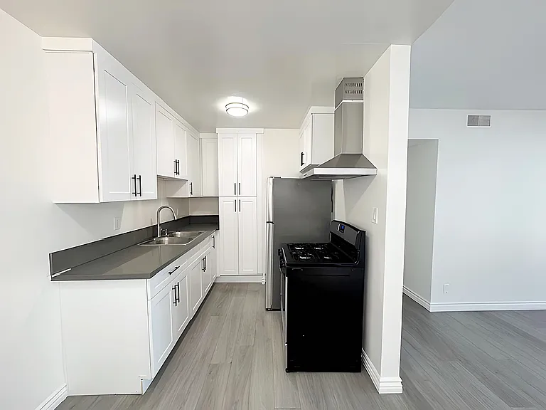 1433 N Detroit St #1 — Photo 4