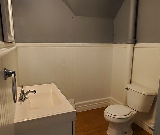 4th image of 414 Barney St Front 414