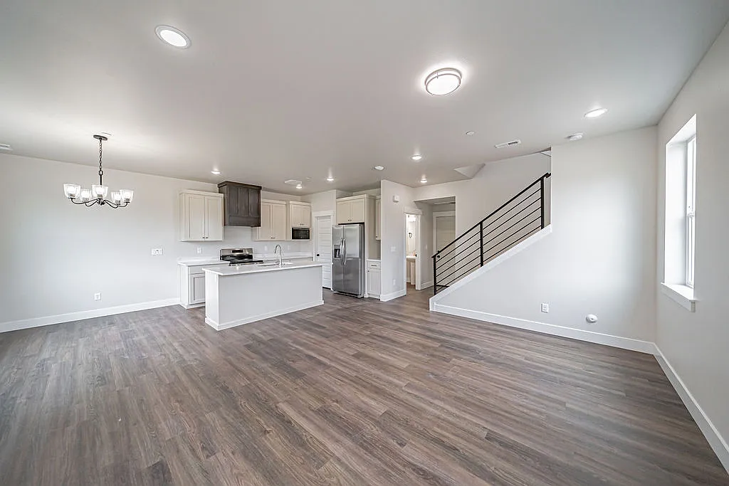 3 bed, 2.5 bath, 1647 sqft, $2,100 — Photo 2