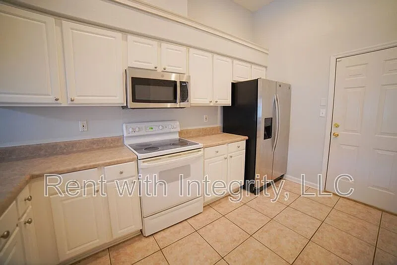 3 bed, 2.0 bath, 1606 sqft, $1,900 — Photo 4