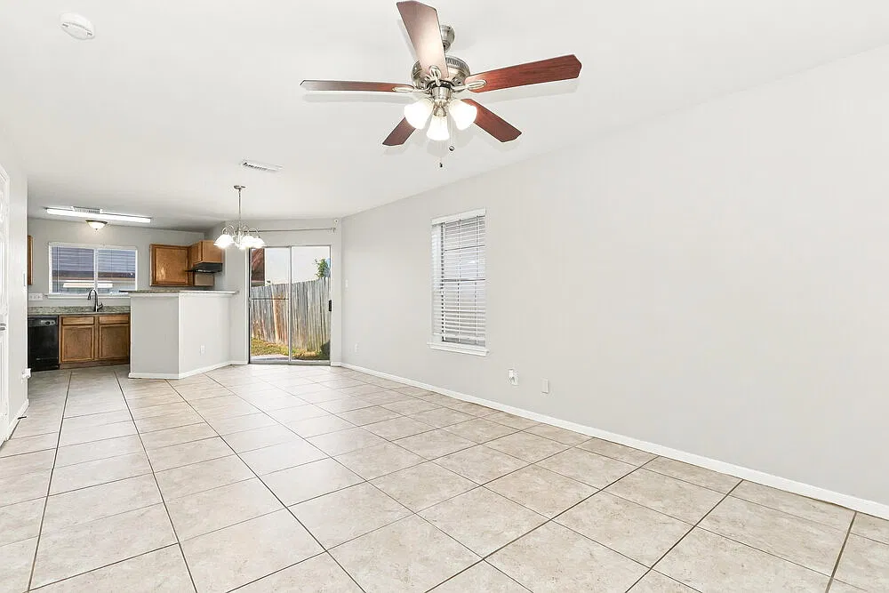 3 bed, 2.5 bath, 1362 sqft, $1,665 — Photo 4