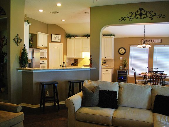 3rd image of 159 Greenridge Cir