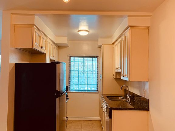 5th image of 1037 N Genesee Ave #3
