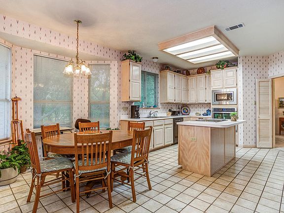 4th image of 10631 Floral Park Dr
