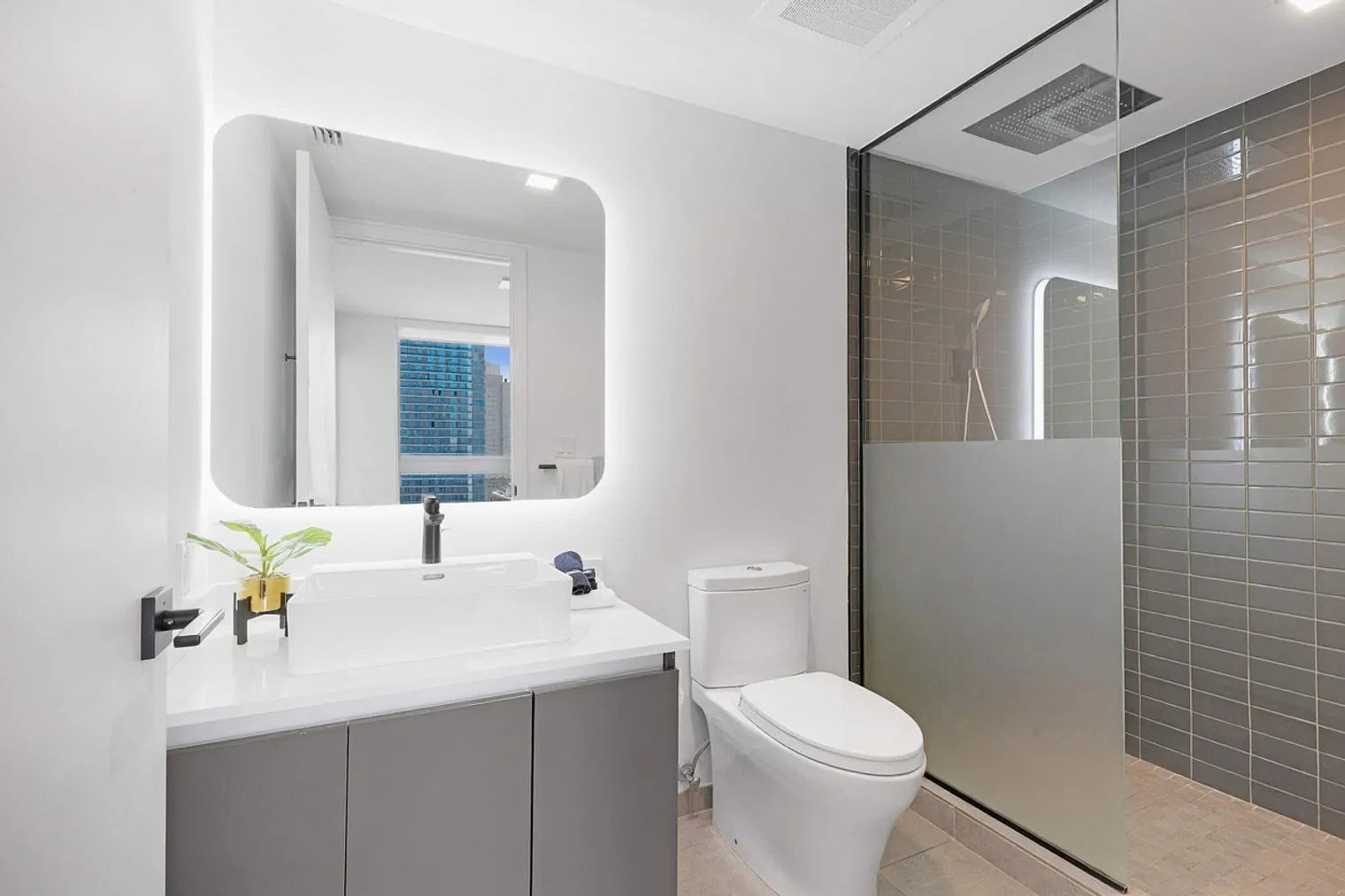 2 bed, 1.0 bath, 699 sqft, $7,063 — Photo 2