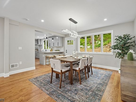 5th image of 145 Glen Ave