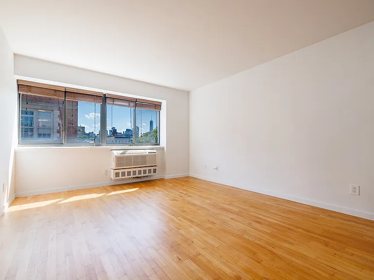 421 E 12th St #10 — Photo 3