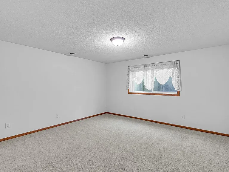 2394 Beech St W — Photo 8