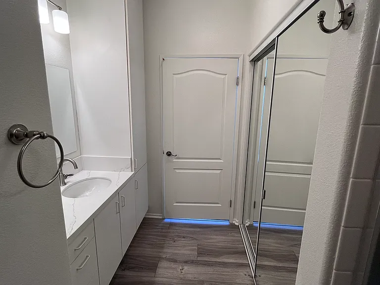 En-suite bathroom and closet bedroom 1