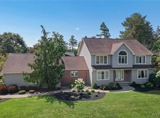 17 Lakeridge Dr, Orchard Park, NY 14127