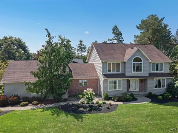 17 Lakeridge Dr, Orchard Park, NY 14127