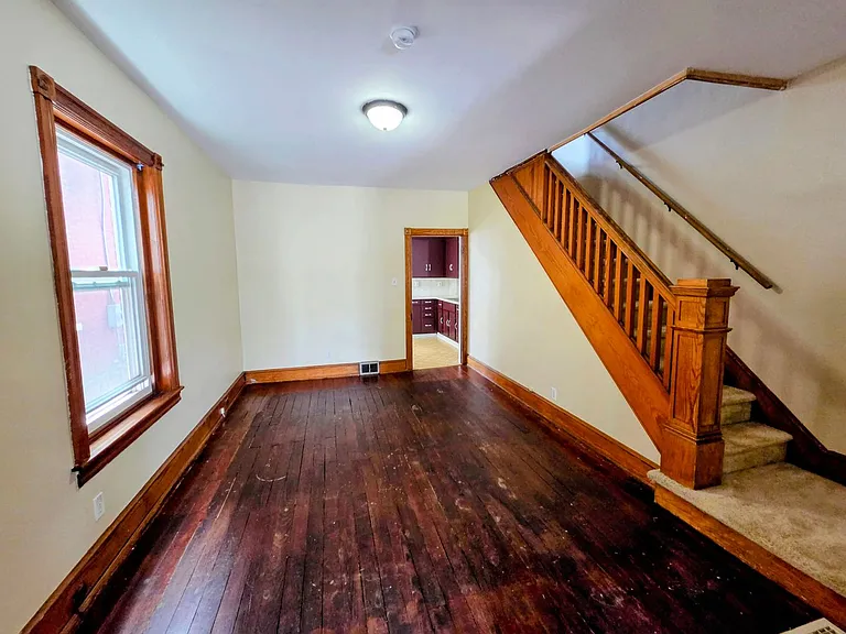 424 E Locust St — Photo 4