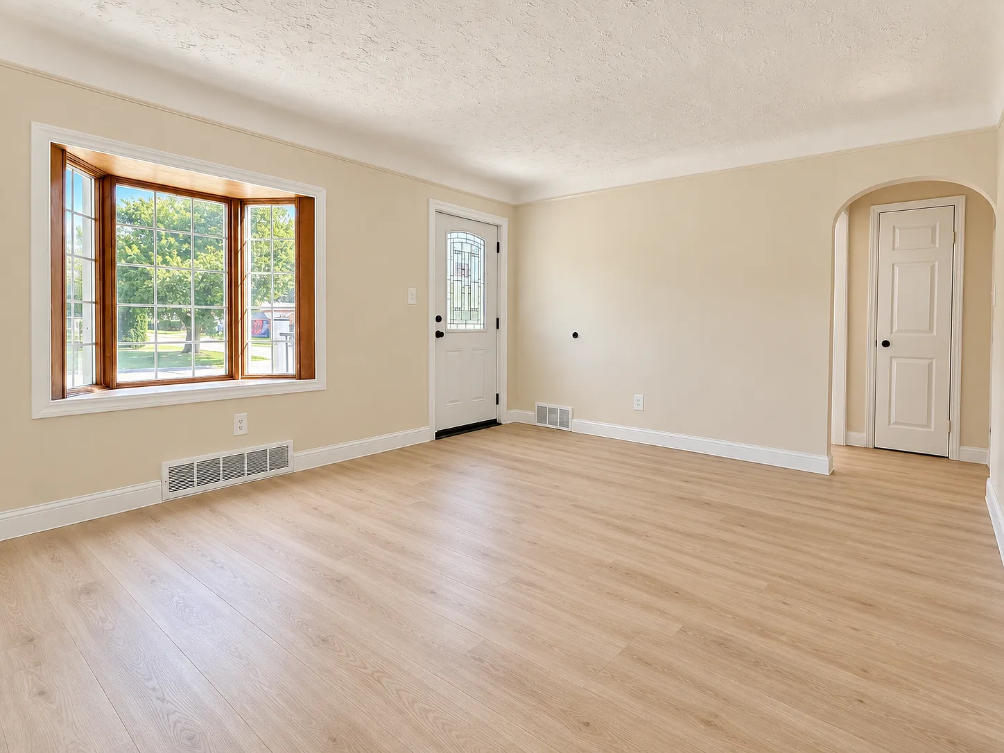 Renovated 3-Bedroom Livonia Home with Fenced Yard & Garage — Photo 3