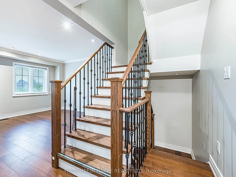 419 Rossland Rd E — Photo 23