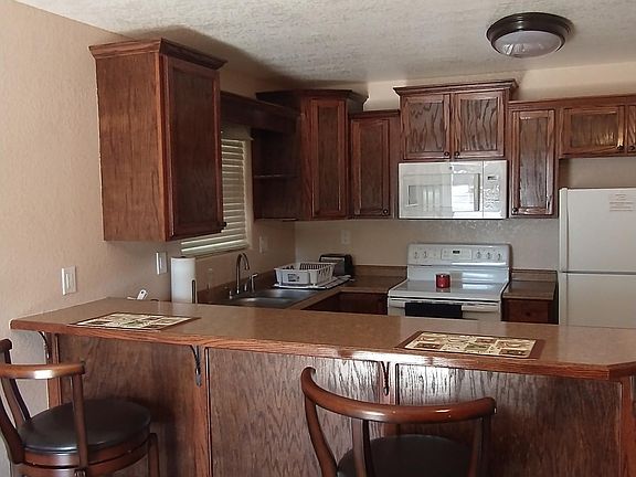 Breakfast bar /stools. Kitchen area