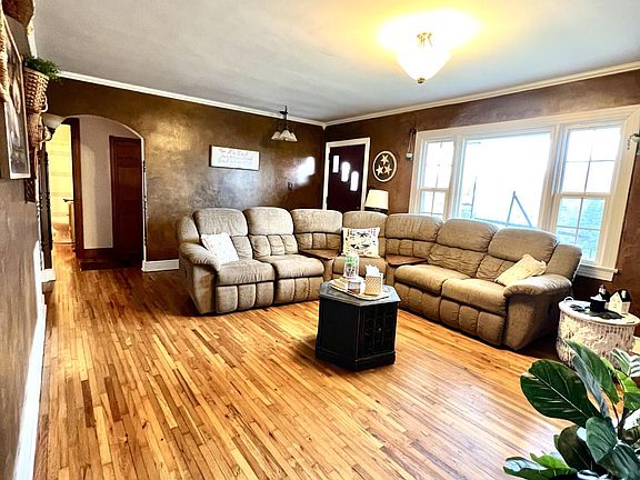 5th image of 318 E Brushy Valley Dr