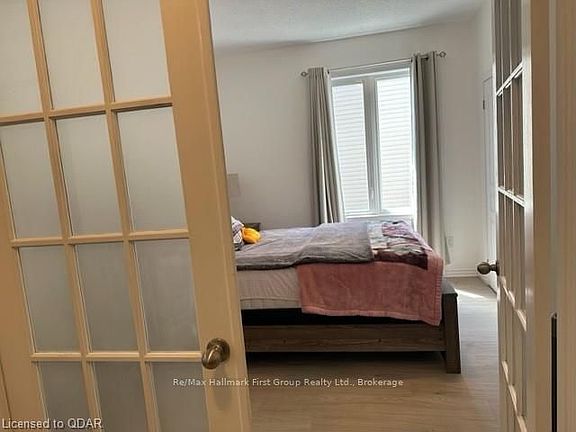 3rd image of 688 Prince Of Wales Dr