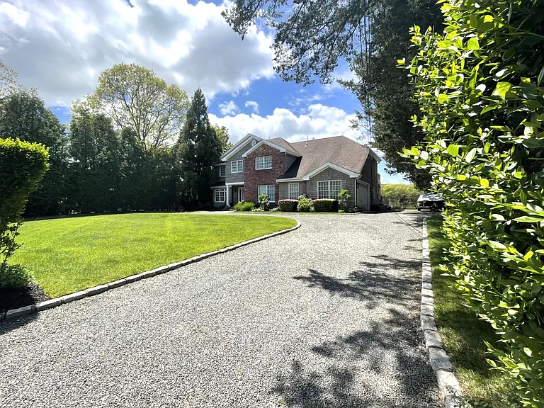 31 Westwood Dr — Photo 3