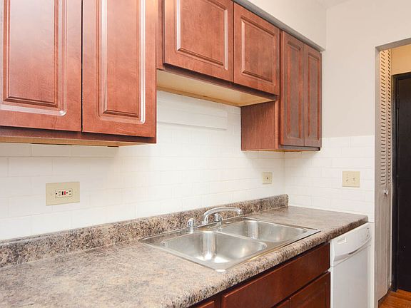 3rd image of 521 W Briar Pl #D403