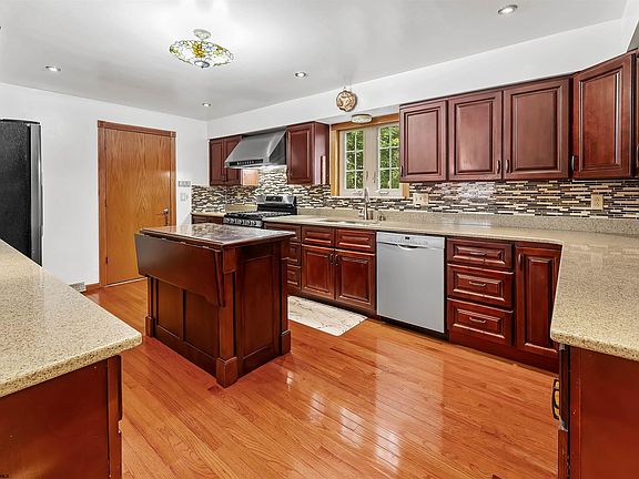 3rd image of 107 Oakview Dr