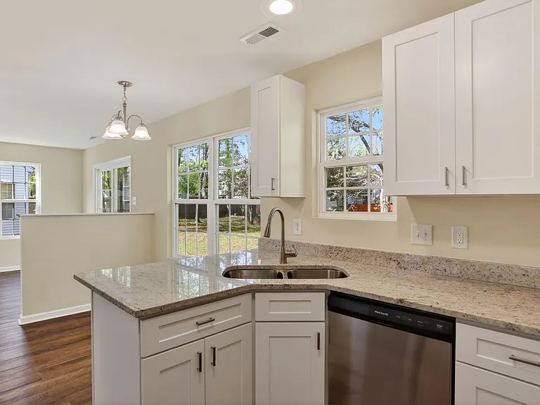713 Emerald Ct — Photo 7